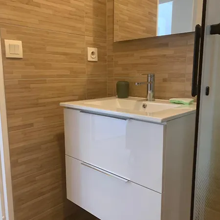 Au Calme Et Proche De Appartement Fréjus